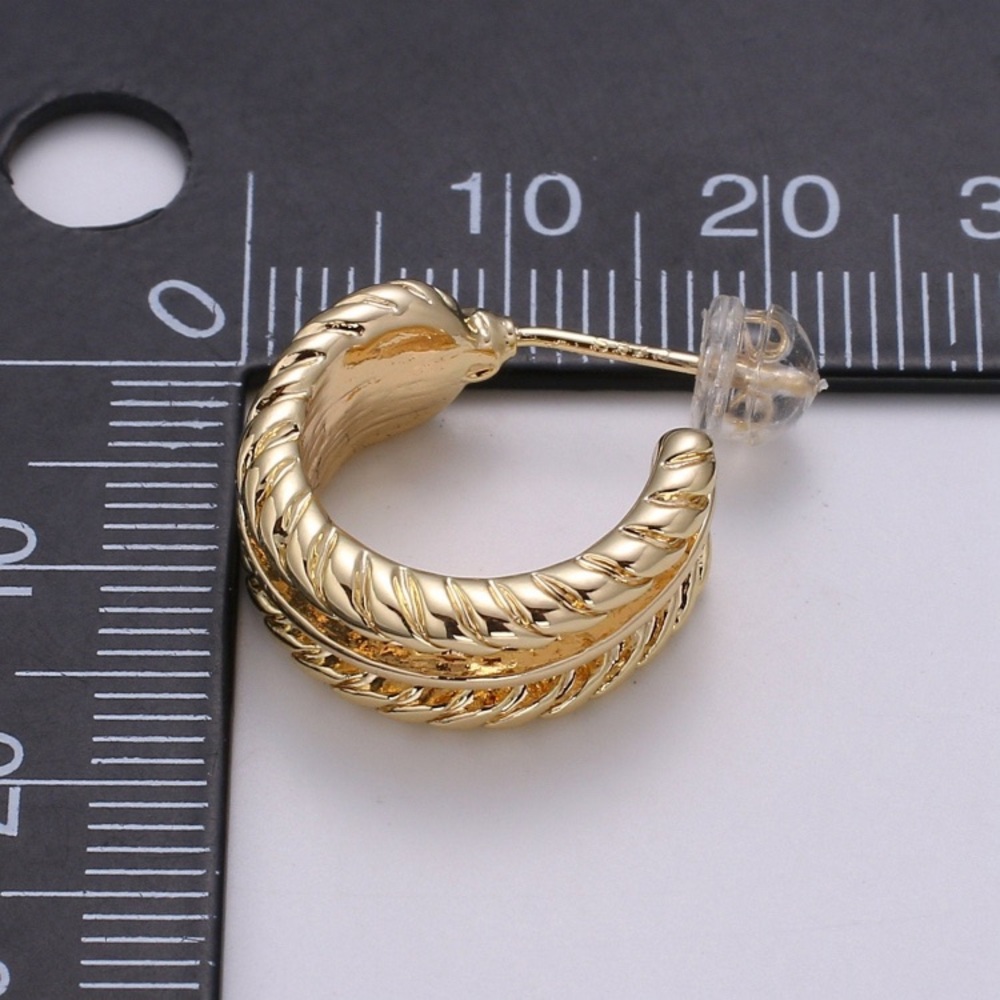 Feather Design Gold Hoop Earrings - Picture 4 of 4